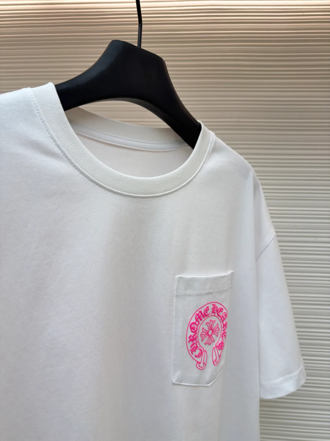 Chrome Hearts horseshoe pink T-shirt ●Item number: 1682507-X85 ●Fabric: cotton fabric ●Technology: hand-printed with ink ●Color: white ●Type: loose fit ●Weight: about 285 grams ●Size: S-M-L ●Description: This Chrome Hearts pocket printed short-sleeves are made of high-count double yarn cotton, with a weight of 320g. The fabric has been pre-washed to achieve a soft and skin-friendly touch. At the same time, it avoids shrinkage and fading problems from the root, and maintains a crisp shape after long-term wear. The body adopts seamless cylinder weaving technology, and there are no seams on the sides, so there is no sense of restraint when worn. The shoulders are classic dropped shoulders, and the loose body shape is suitable for all kinds of body shapes. The rose-red totem print on the left breast pocket is made of imported environmentally friendly slurry and produced through a high-precision screen printing process. The printing has clear layers and saturated colors, and it is not easy to crack or fall off after repeated washing. The neckline adopts a double-needle reinforced hemming design and is paired with a customized threaded collar, which is durable and not easily deformed. The overall wiring follows luxury craftsmanship standards, and the stitching is even and fine. Every detail demonstrates ingenuity. Customized hardware and accessories are complete with three logos, restoring the classic texture of the brand. The overall wiring is straight and delicate, the fabric is comfortable and soft, and the color is consistent without color difference. It can be matched with the same style to create a fashionable look and control various occasions. Customized accessories, complete with three standards, same style for men and women!